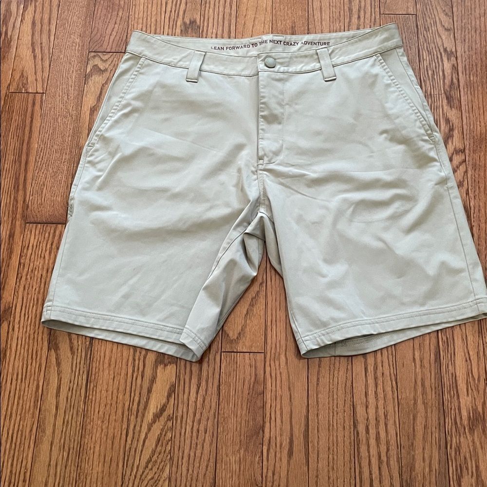 RHONE Khaki Bermuda Shorts Men’s Sz 32